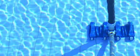 Nettoyer une piscine avec un nettoyeur haute pression